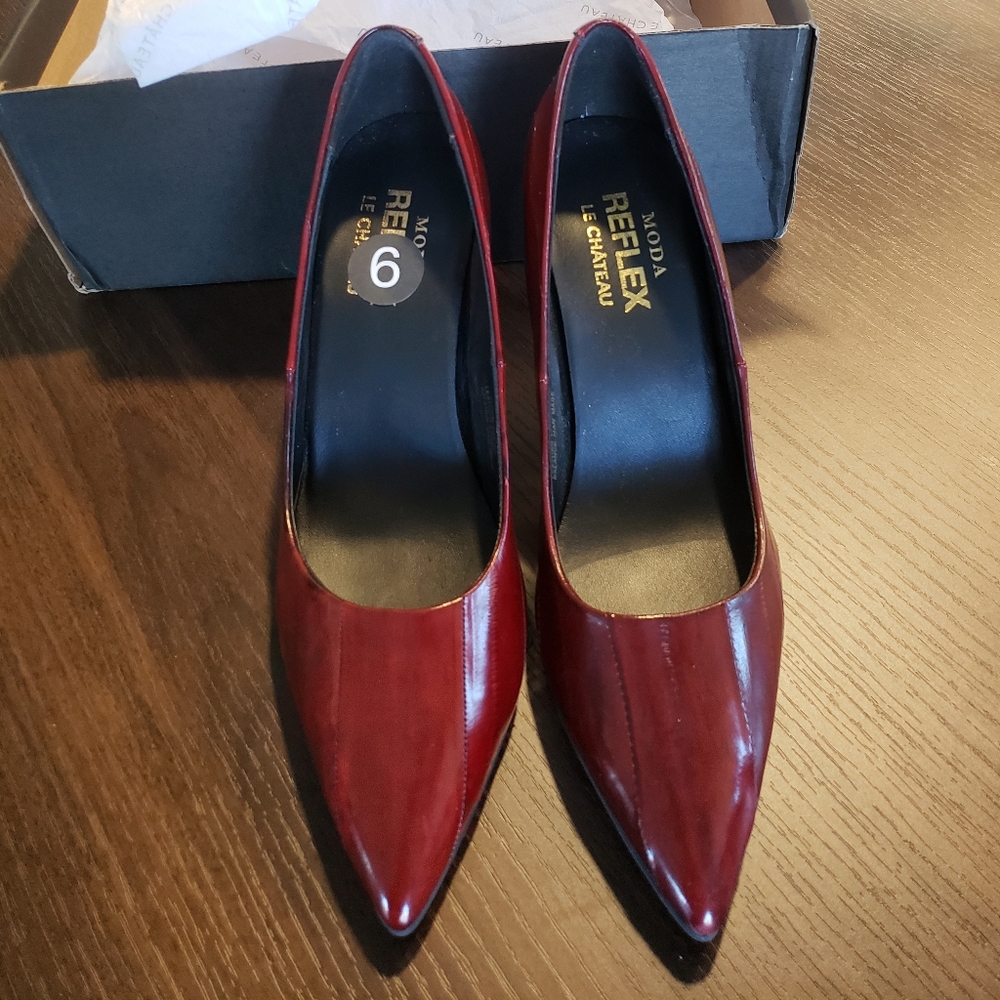 Leather wine pumps